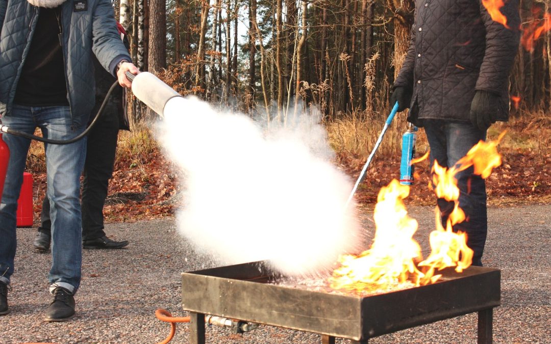 Dinas Damkar Kutai Kartanegara Bantu Tabrakan Kendaraan di Rumah Sakit